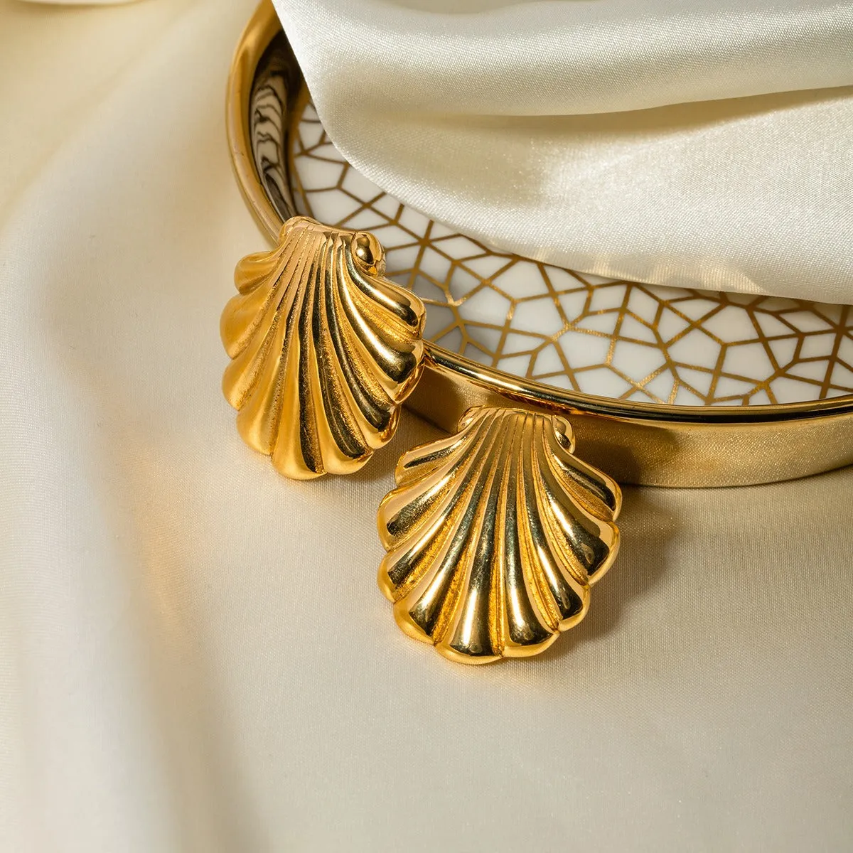18K Gold Exquisite and Noble Shell-shaped Design Beach Style Light Luxury Earrings