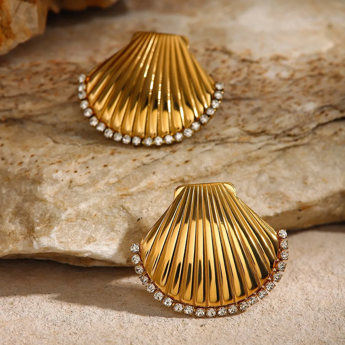 18K Gold Exquisite and Noble Shell-shaped Design Beach Style Light Luxury Earrings