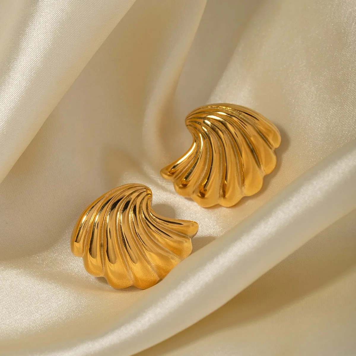 18K Gold Exquisite and Noble Shell-shaped Design Beach Style Light Luxury Earrings