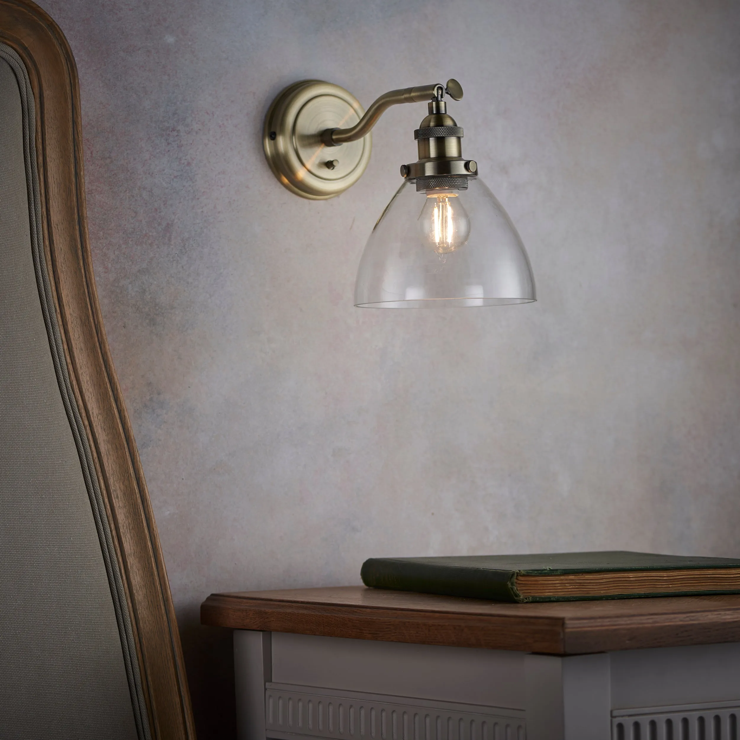 Endon 77273 Hansen 1lt Wall Antique brass plate & clear glass 40W E14 golf (Required)