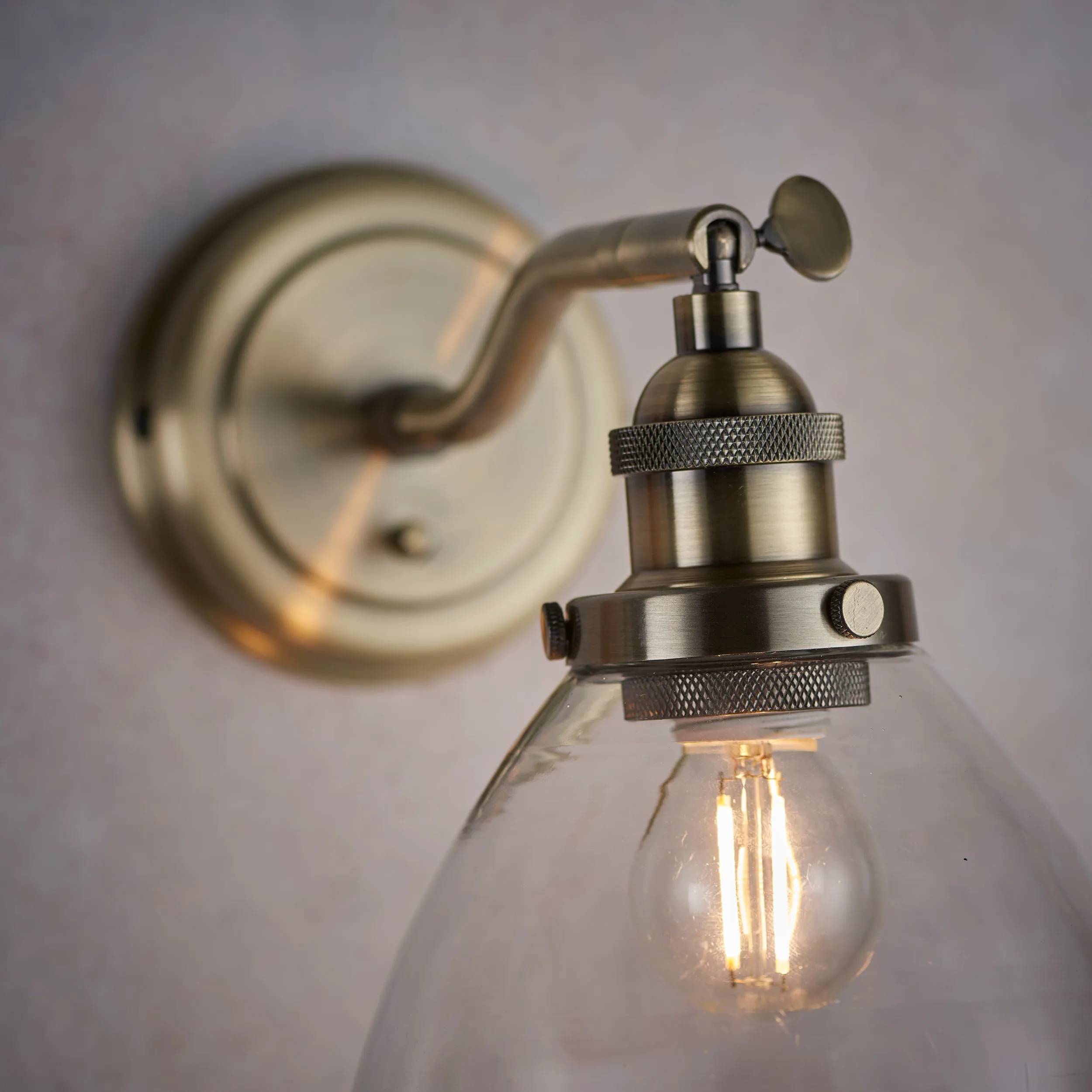 Endon 77273 Hansen 1lt Wall Antique brass plate & clear glass 40W E14 golf (Required)