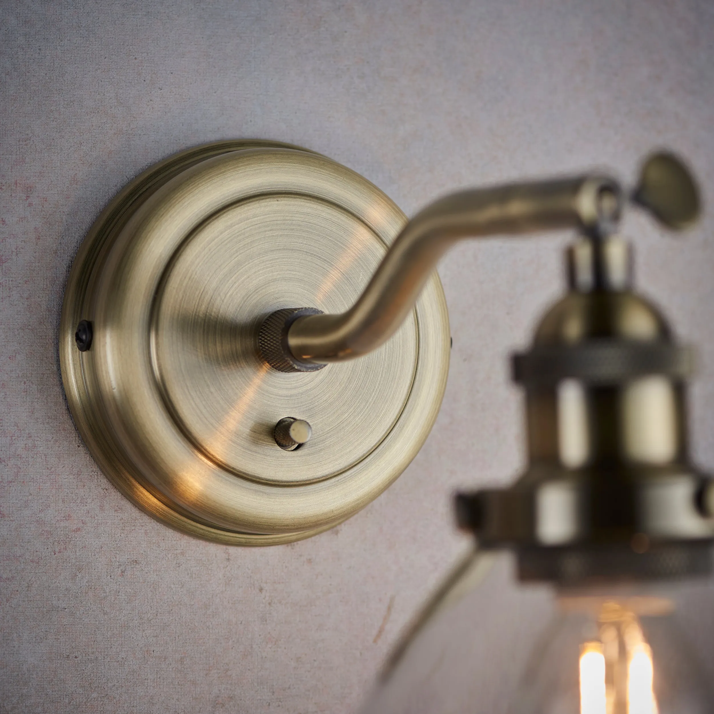 Endon 77273 Hansen 1lt Wall Antique brass plate & clear glass 40W E14 golf (Required)