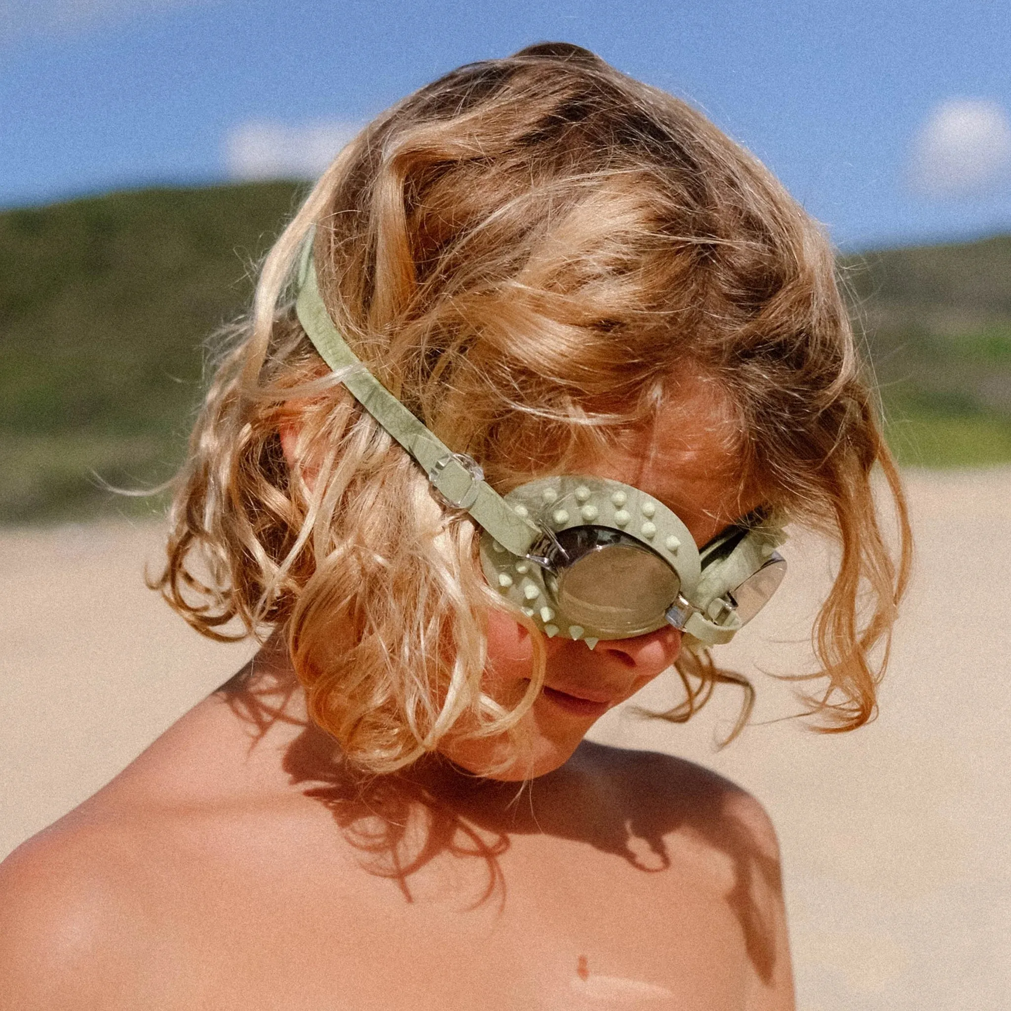 KIDS SWIM GOGGLES - COOKIE THE CROC KHAKI