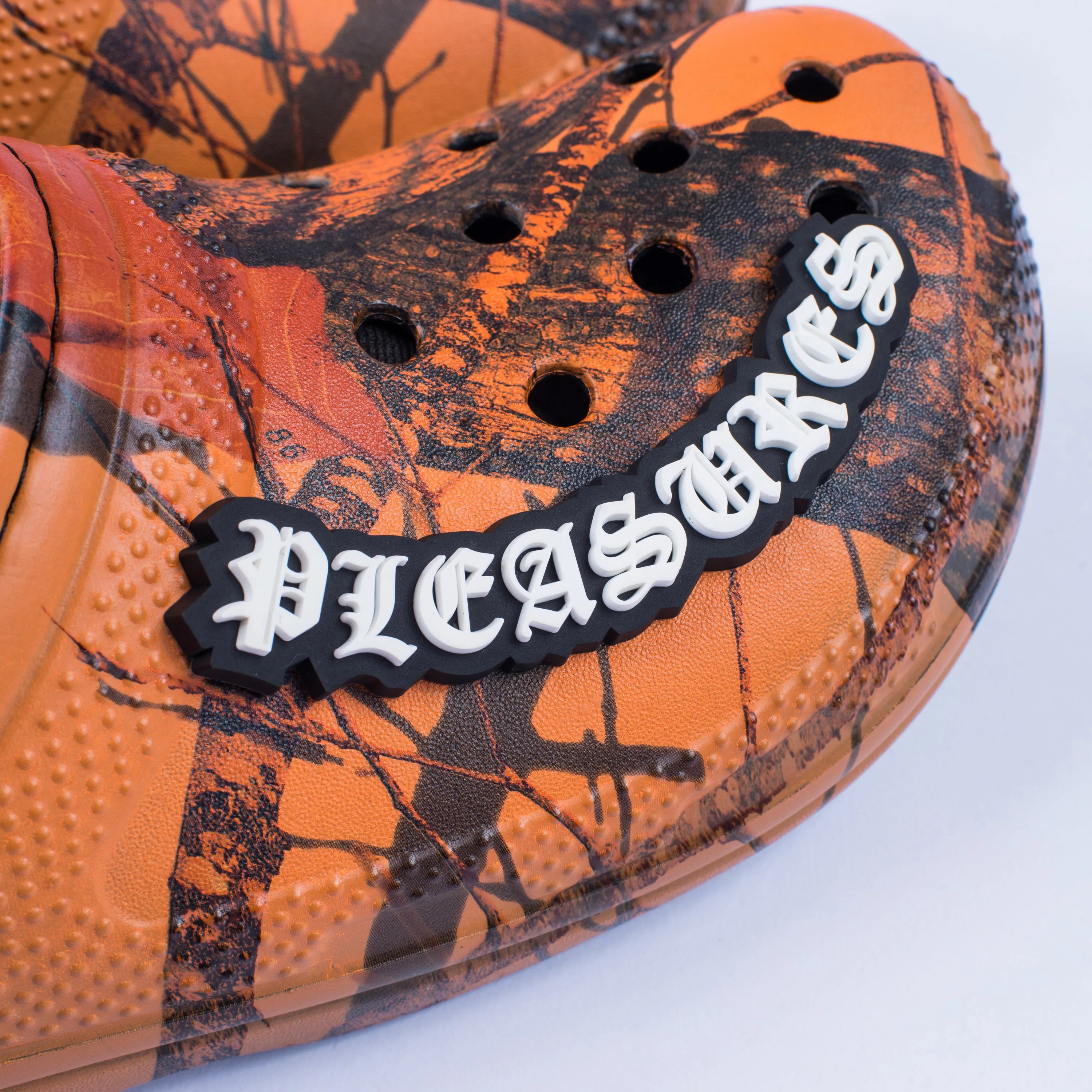 PLEASURES X Crocs Dylan Clog (Camo)