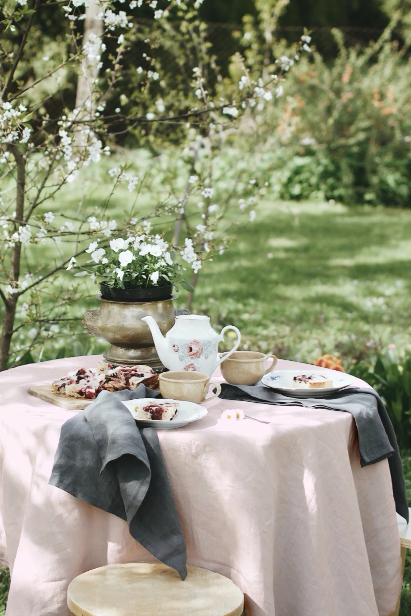 Round linen tablecloth
