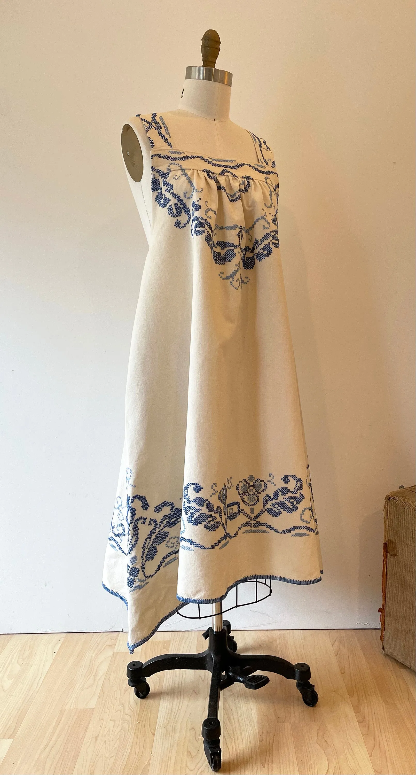 *Singing the Blues* Vintage Hand Embroidered Tablecloth Dress ~ Size 2X